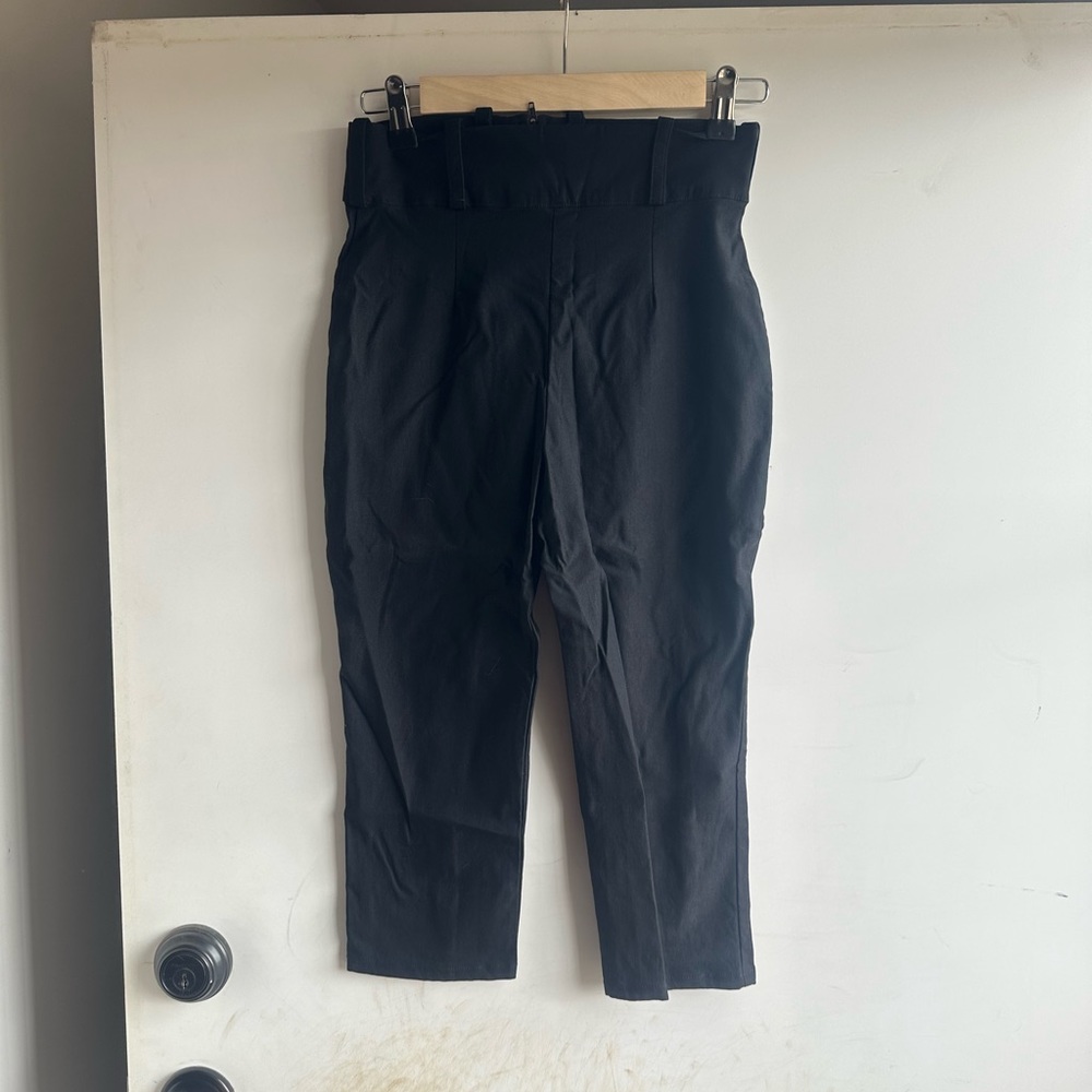 Deadly Dames black capris size small